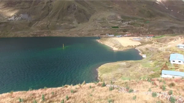 Laguna Pelagatos en peligro de desbordarse.