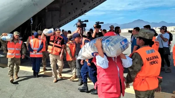 Ministros solo reparten alimentos y se van
