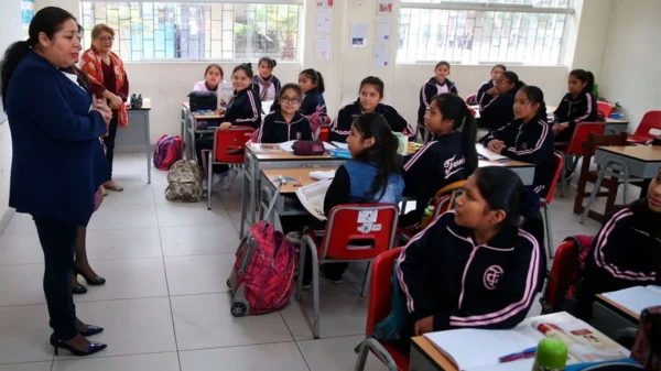 Profesores inician año con nuevos sueldos