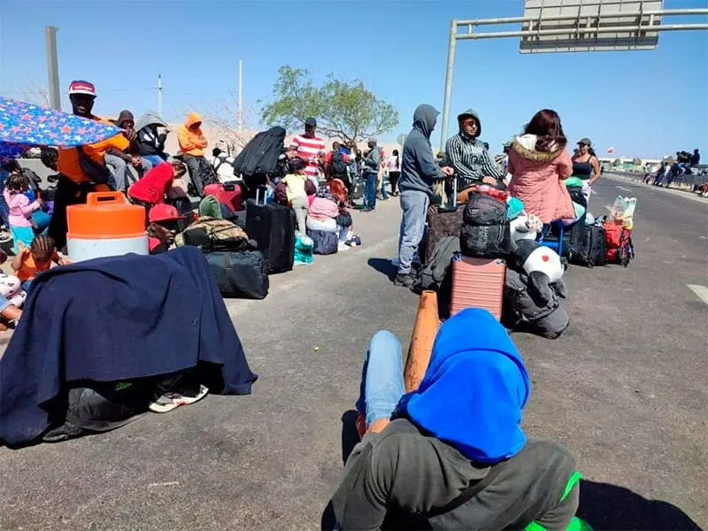 Migrantes indocumentados impedidos de ingresar a Perú.