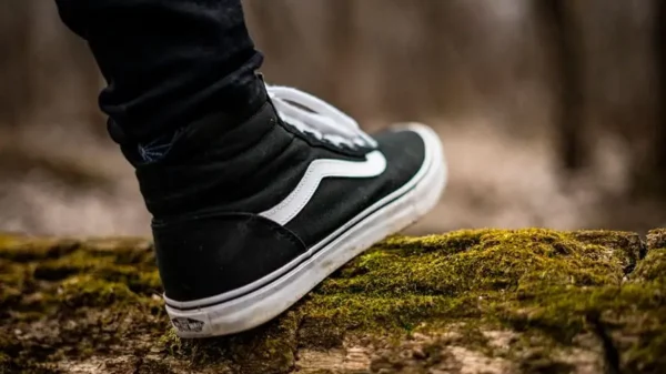 Las zapatillas negras son las más vendidas