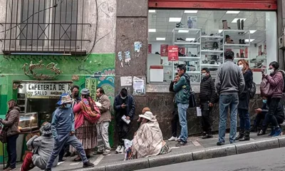 Bolivianos hacen cola para comprar soles