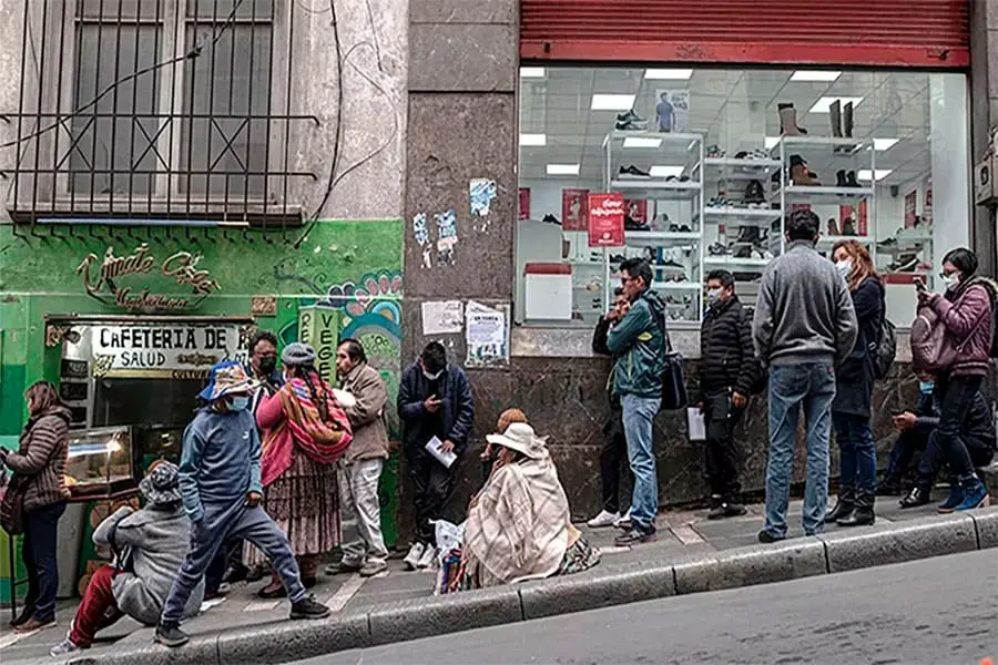 Bolivianos hacen cola para comprar soles