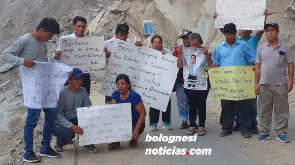 Familiares de sepultado por rocas y piedras piden ayuda para rescate.