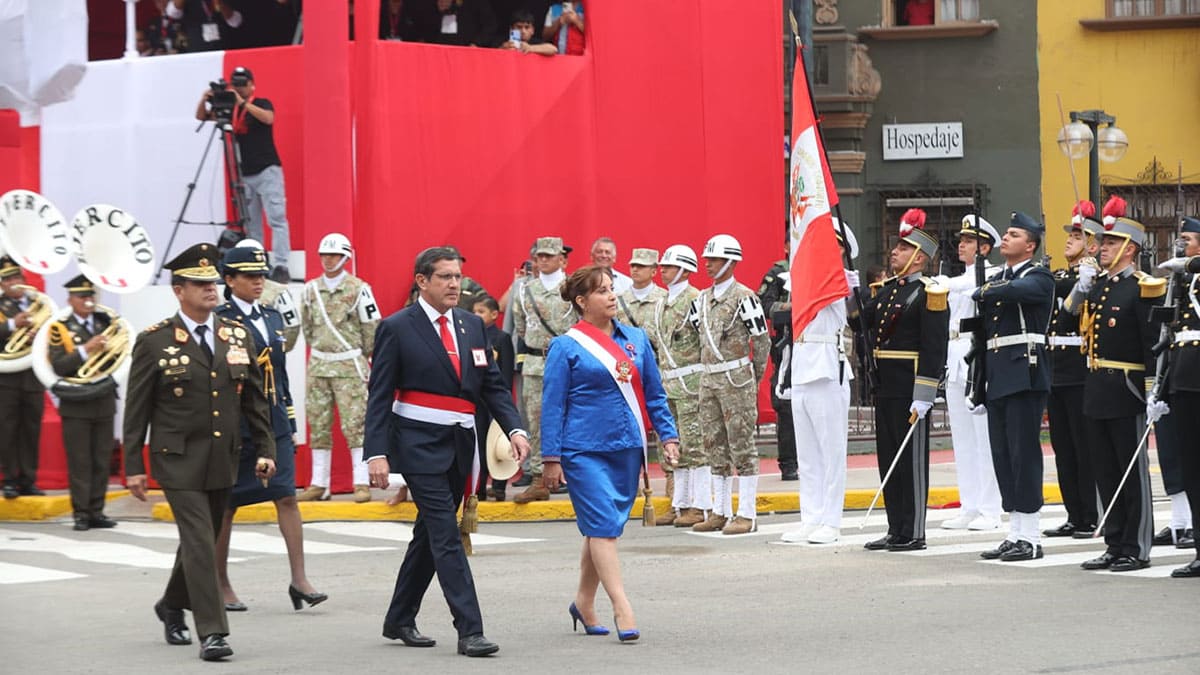 En Desfile Cívico piden la renuncia de Dina Boluarte