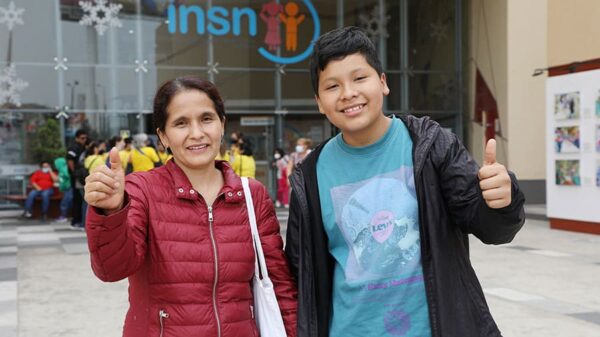 Adolescente, vence la leucemia, tras 8 años de lucha (video)