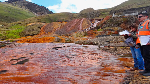 OEFA supervisa descarga del efluente en la exminera Pushaquilca.