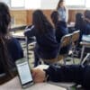 Prohibirían uso de celulares en el salón de clases