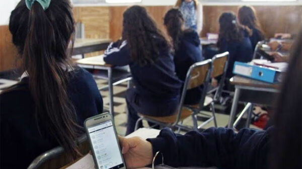 Prohibirían uso de celulares en el salón de clases