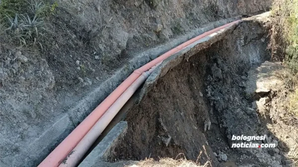 derrumbe en el distrito de Santa Rosa interrumpe vía