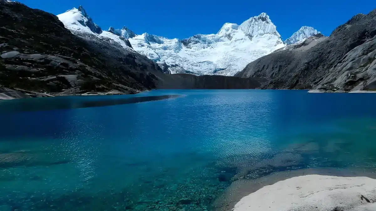 LAS 10 LAGUNAS MÁS GRANDES DE ÁNCASH Las lagunas más grandes de Áncash rodeadas de montañas andinas y ecosistemas naturales