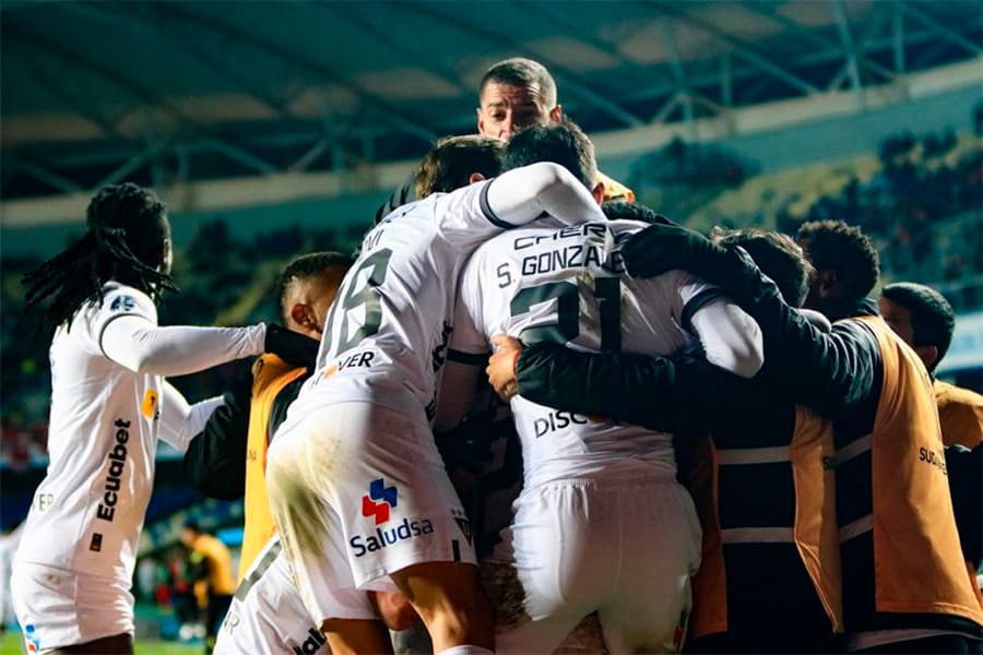 LDU con Paolo Guerrero ganó en Chile