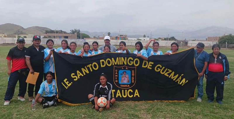 I.E. Santo Domingo de Guzmán gana en fútbol femenino