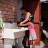 Peruanos pagan menos por agua potable que por otros servicios