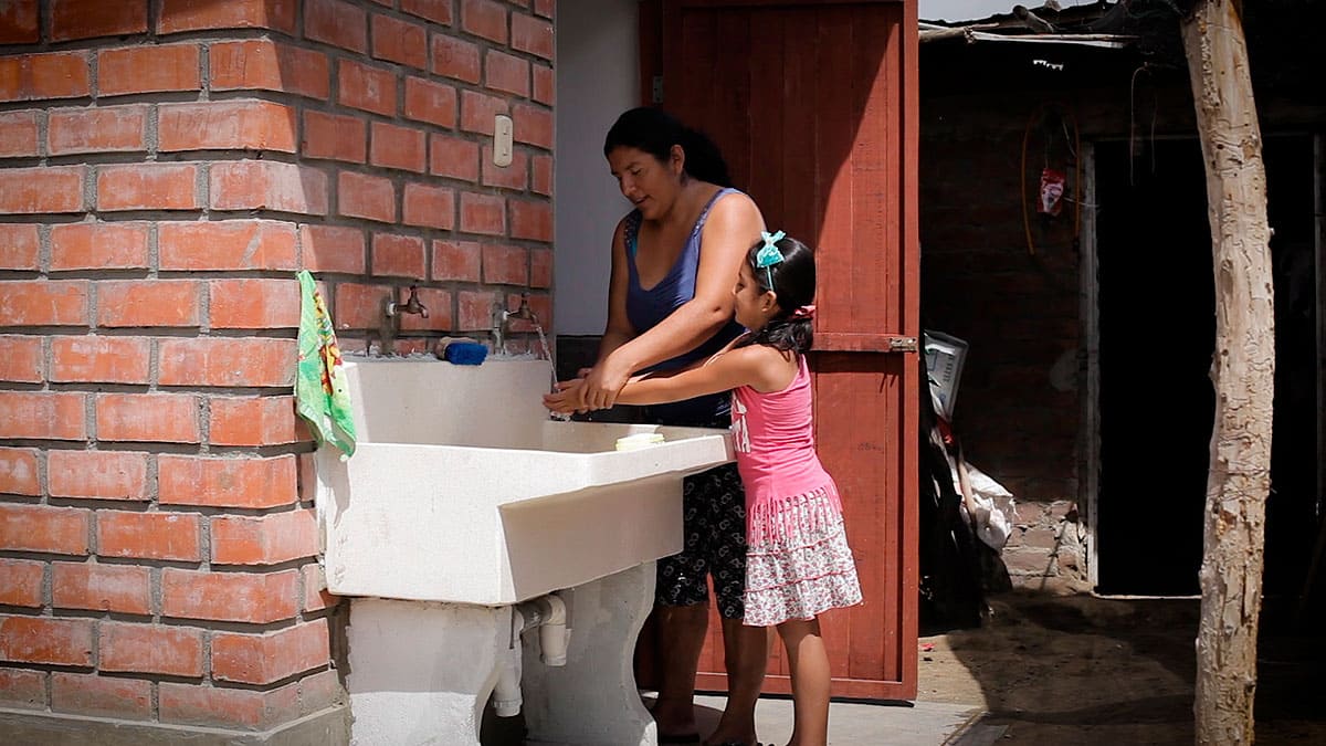 Peruanos pagan menos por agua potable que por otros servicios
