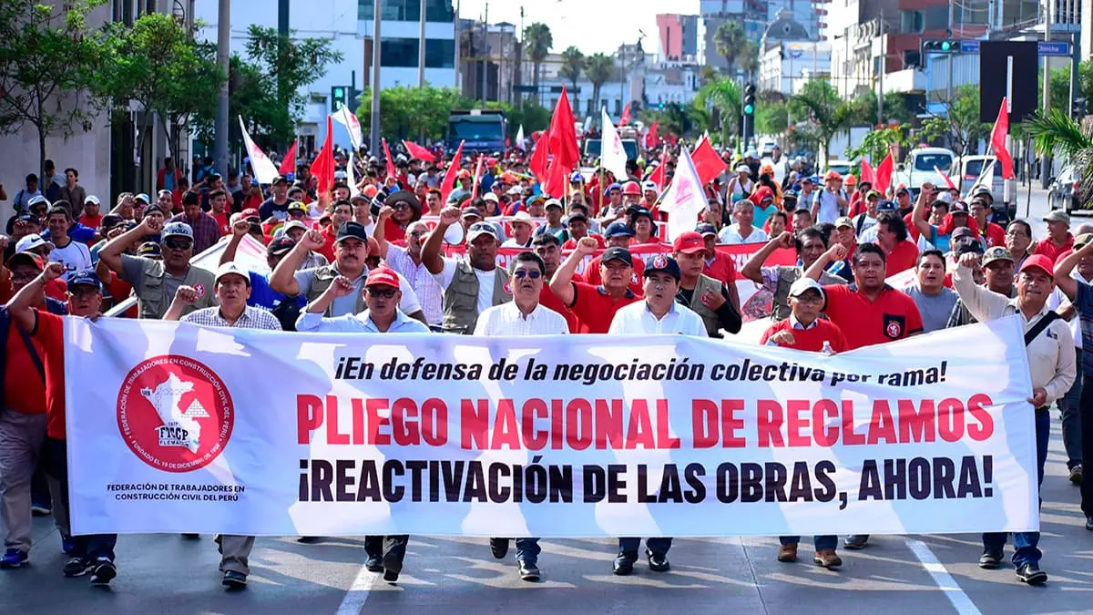 Trabajadores de construcción civil de Perú exigen aumentos salariales
