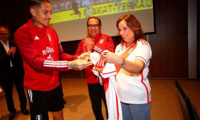 Presidenta Dina Boluarte visitó a la selección de fútbol
