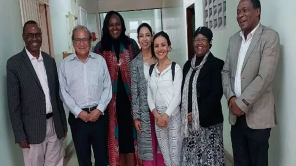 Médicos peruanos entrenan en Kenia a cirujanos para tratar cáncer de hígado