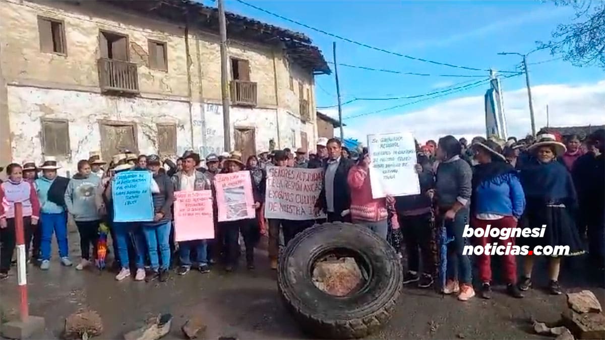 Pobladores de Tauca, Pallasca, bloquean carretera.