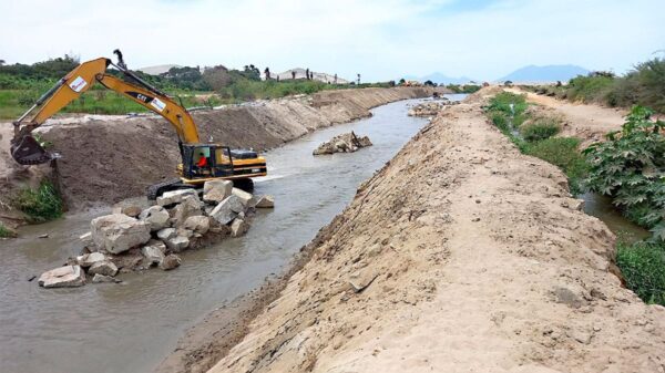 Descolmatación del río Lacramarca