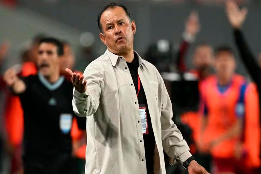 Juan Reynoso ya no será el entrenador de la «bicolor»
