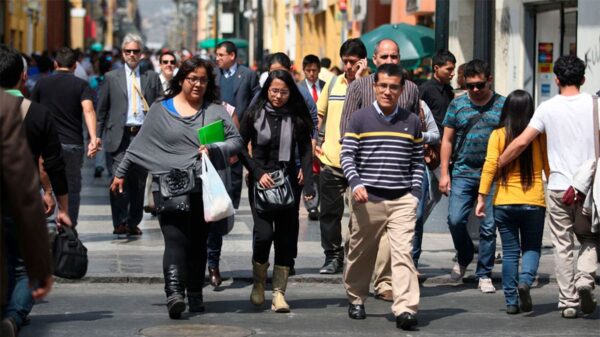 hay más solteros que solteras en el Perú.