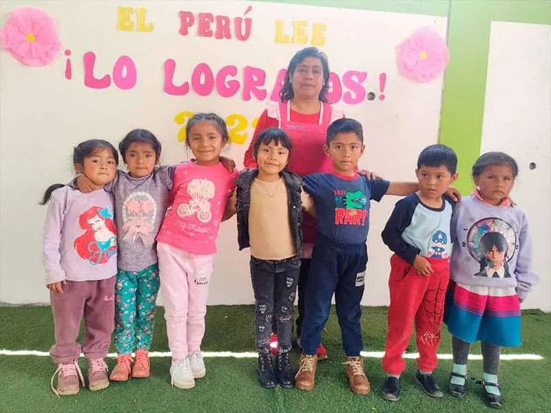 La profesora Nélida Guillermo y sus alumnos de Áncash tras ganar el Concurso El Perú Lee 2023.