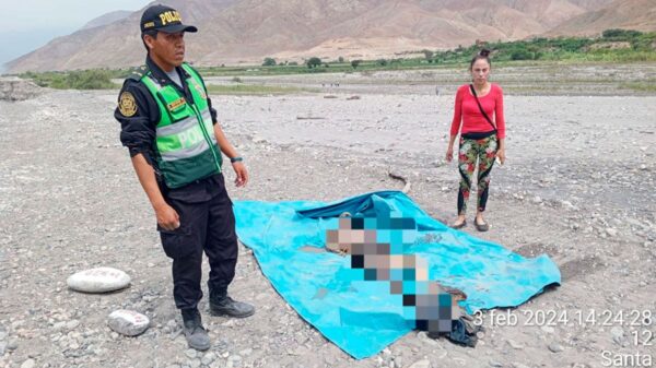 Cadáver en descomposición encuentran en el río Santa.