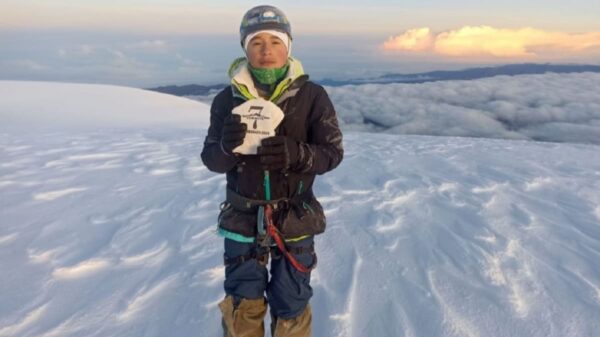 Niño montañista corona el Chimborazo, la más alta de ecuador