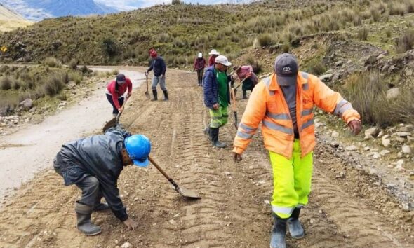 Comunidad Campesina de Pampas, arregla vías sin ser autoridad.