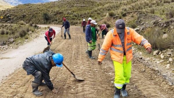 Comunidad Campesina de Pampas, arregla vías sin ser autoridad.