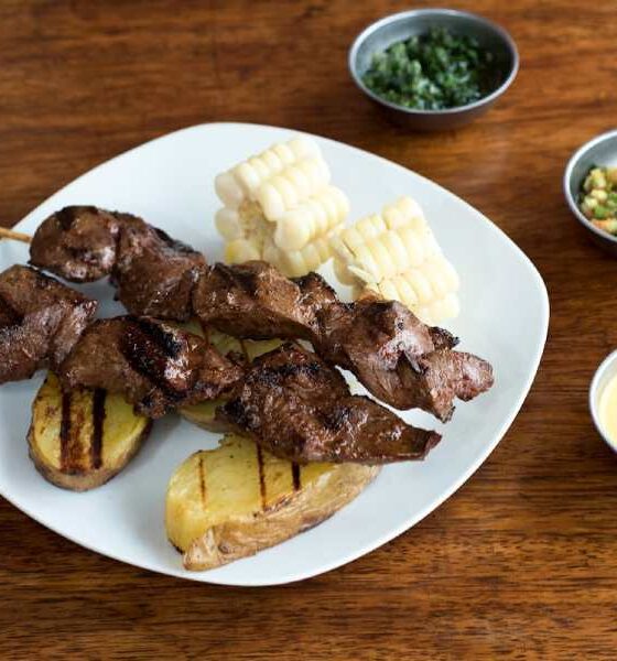 El anticucho: un plato callejero peruano para el mundo.