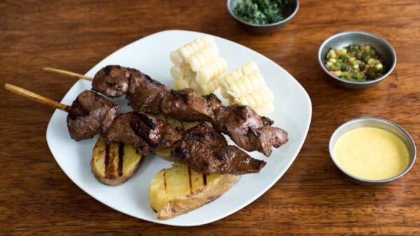El anticucho: un plato callejero peruano para el mundo.
