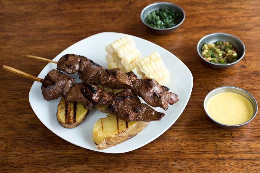 El anticucho: un plato callejero peruano para el mundo.