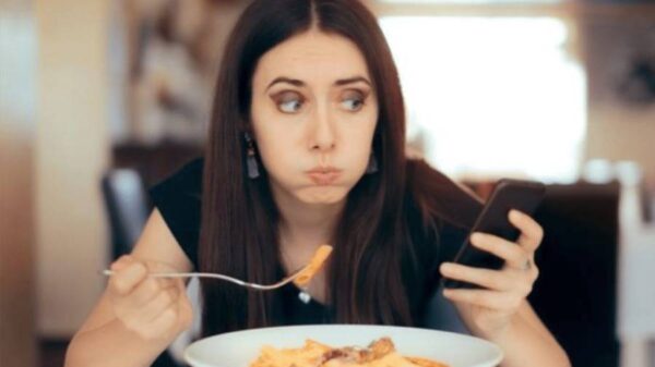 Mirar el celular mientras comemos no es beneficioso para la salud.