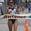 Kimberly García cruza la meta como campeona en el Gran Premio Cantones de La Coruña.