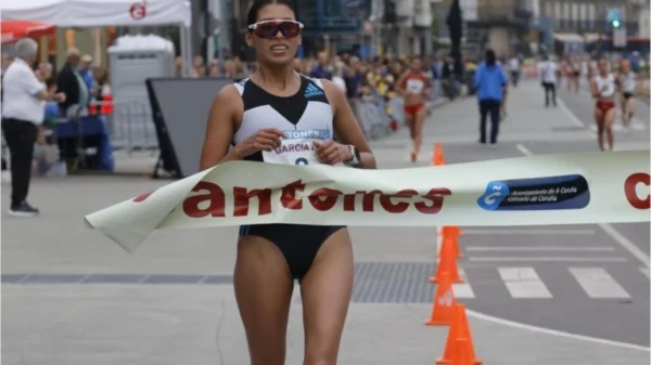 Kimberly García cruza la meta como campeona en el Gran Premio Cantones de La Coruña.