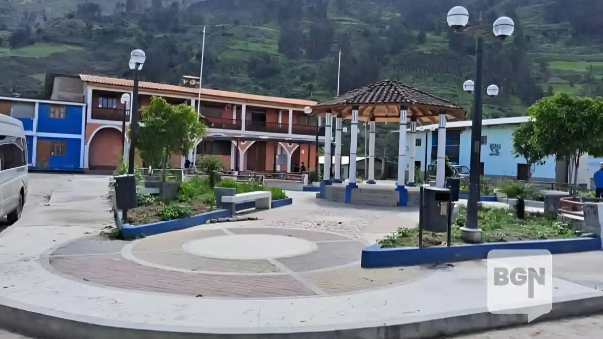 Fachada de la Municipalidad de Hualalay frente a la plaza de armas en Áncash
