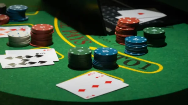 Póker online: ¿es mejor adoptar una estrategia agresiva o pasiva?