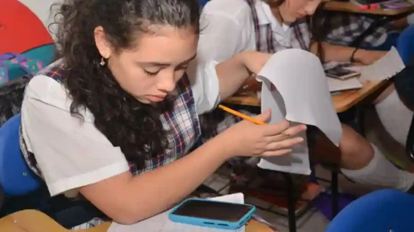 Congreso proyecta ley para prohibir el uso de celulares en colegios
