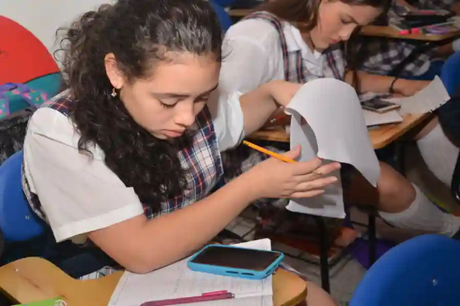 Congreso proyecta ley para prohibir el uso de celulares en colegios