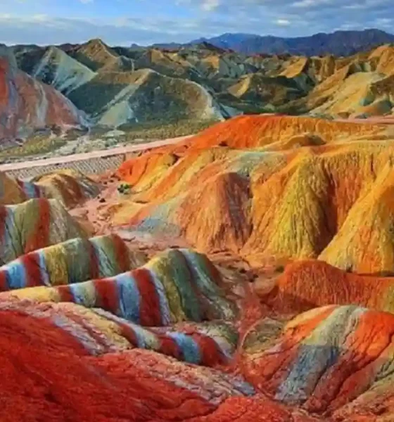 Montaña de Siete Colores: el arcoíris natural de los Andes