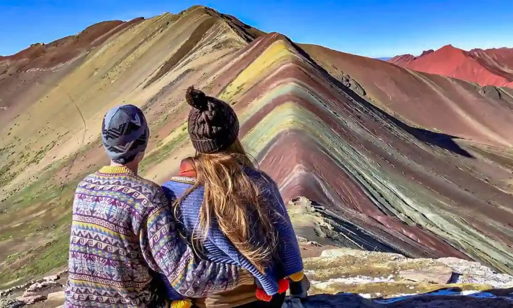 Turistas observan la Montaña de Siete Colores en Cusco, símbolo natural de los Andes