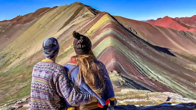 Turistas observan la Montaña de Siete Colores en Cusco, símbolo natural de los Andes