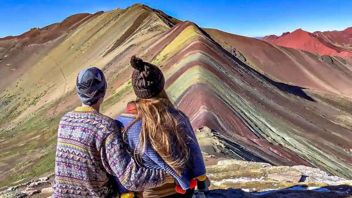 Turistas observan la Montaña de Siete Colores en Cusco, símbolo natural de los Andes