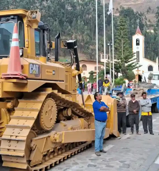 Alcalde Javier Alayo responde a críticas con nueva maquinaria en Conchucos