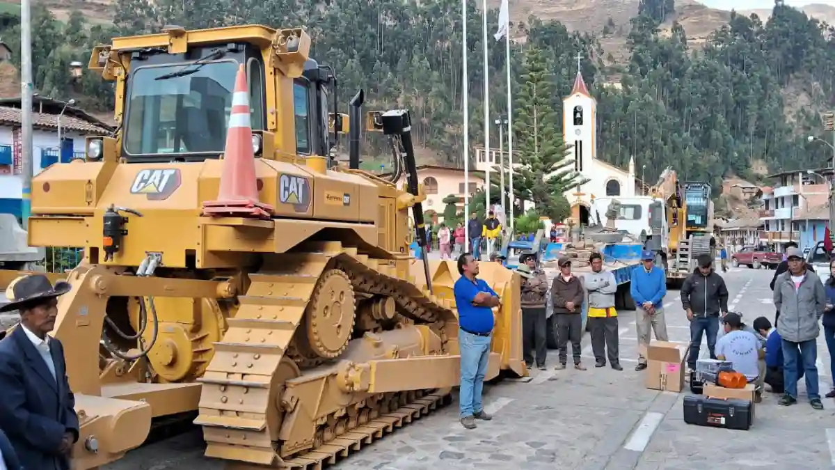 Alcalde Javier Alayo responde a críticas con nueva maquinaria en Conchucos