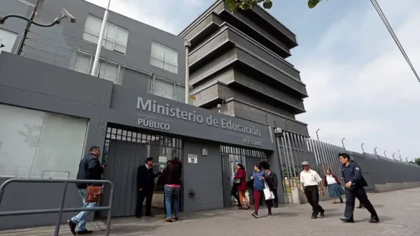 Congreso aprueba destitución automática de directores y docentes condenados