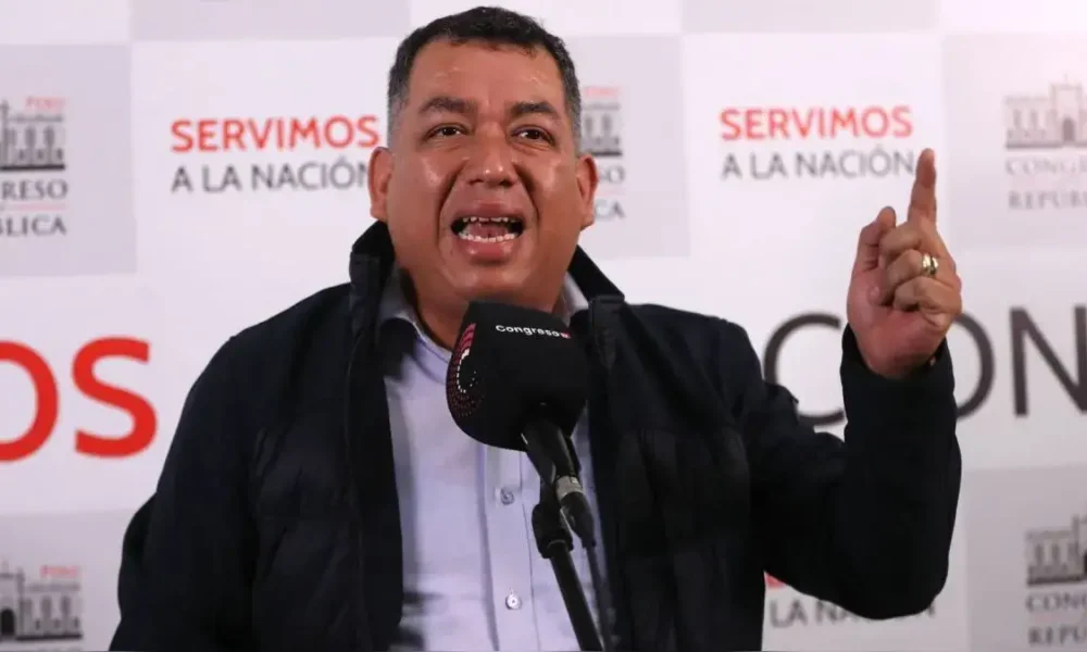 Darwin Espinoza: más de 20 denuncias constitucionales pendientes