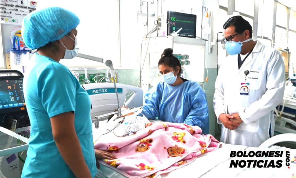 Médicos salvan a bebé de 8 meses que se tragó pila de su muñeca